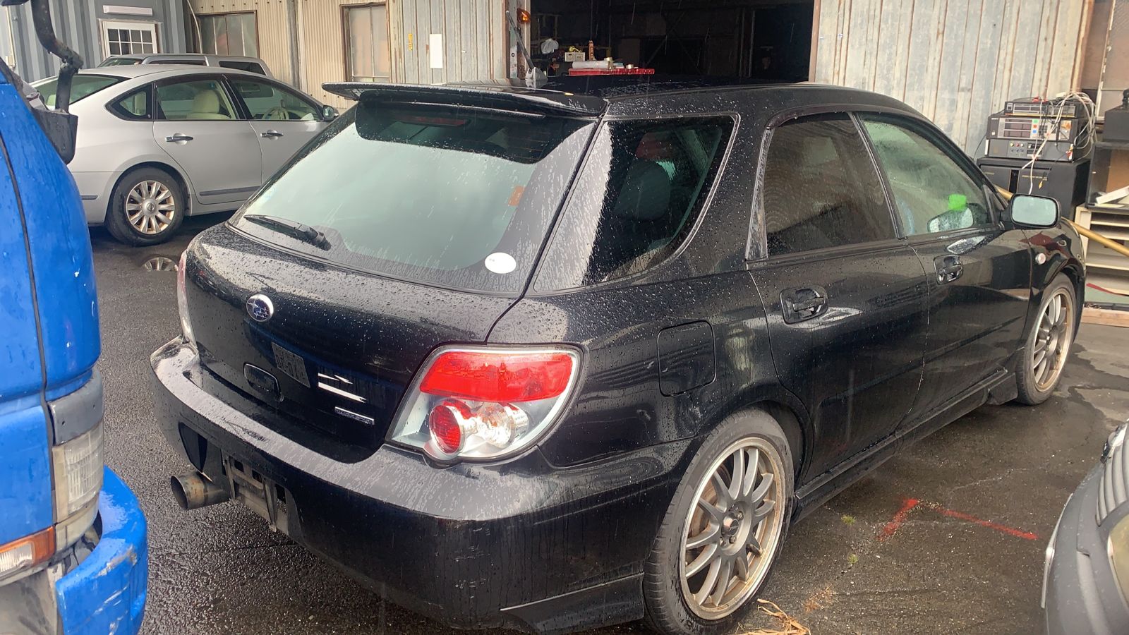 петля капота Subaru Impreza