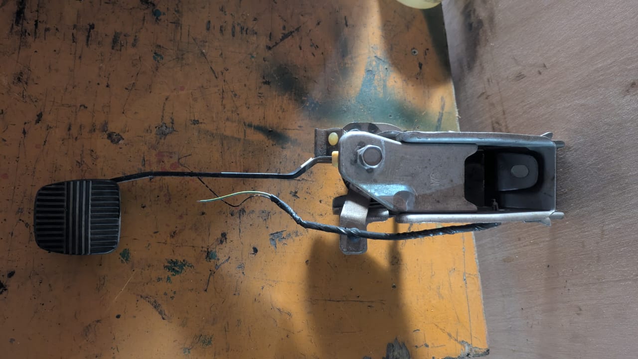 педаль газа Nissan X-Trail