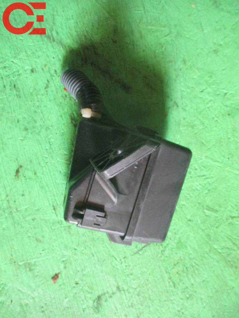 блок предохранителей Toyota Vitz