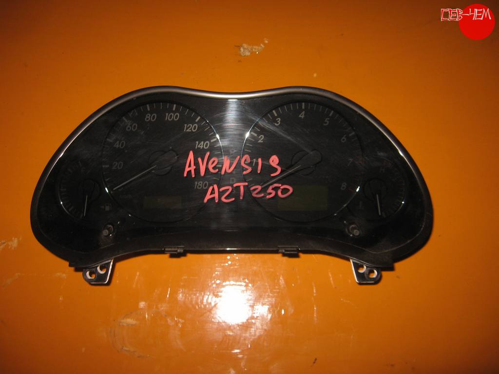 щиток приборов Toyota Avensis