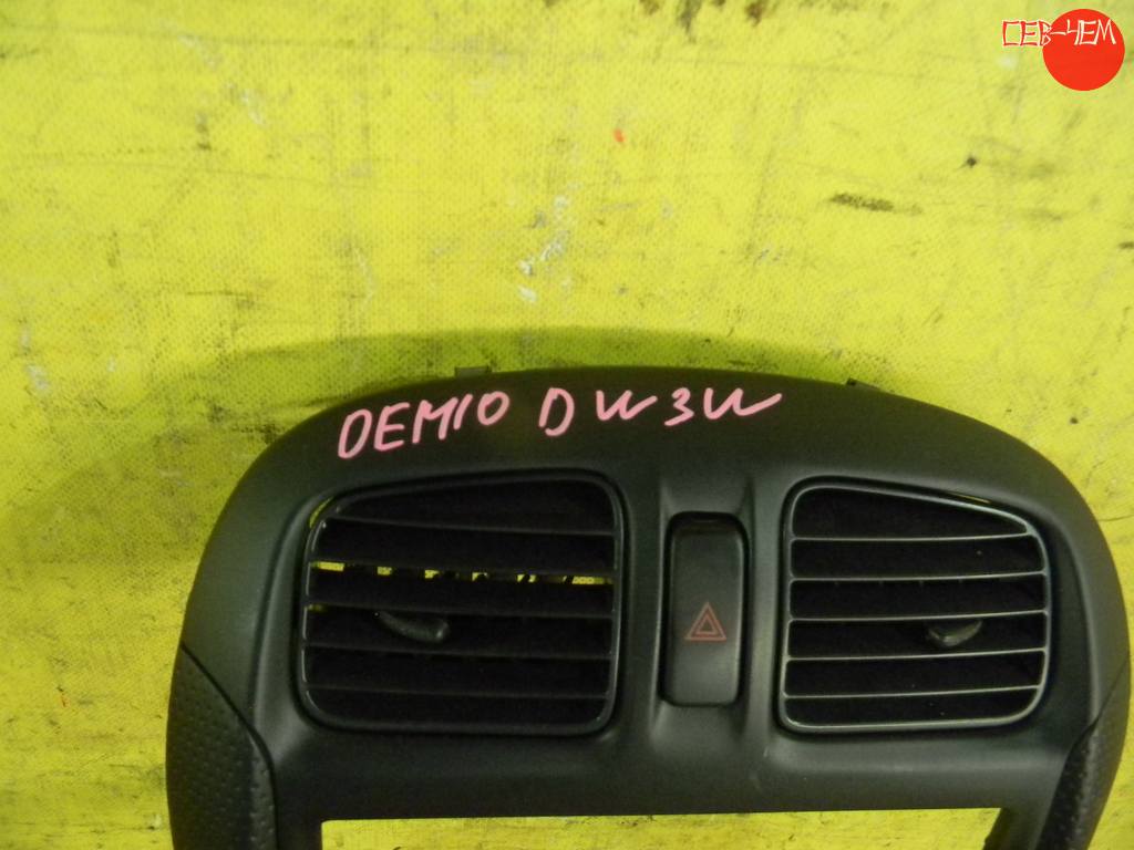 консоль магнитофона Mazda Demio