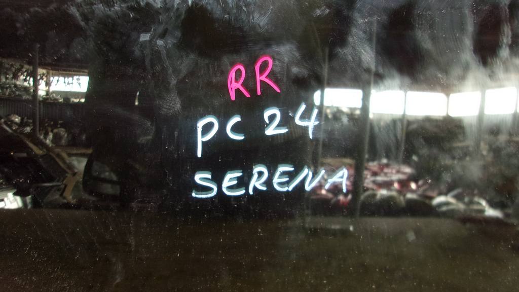 стекло собачника Nissan Serena