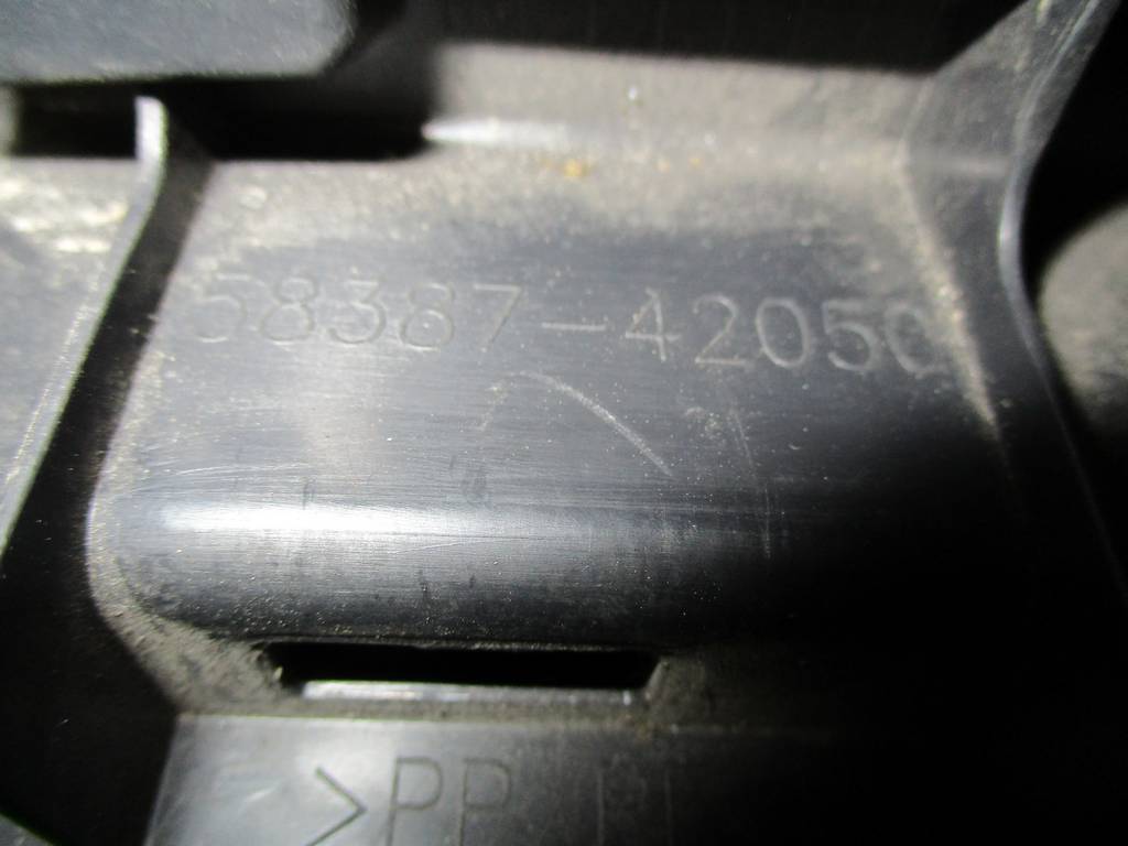 накладка замка багажника Toyota RAV4
