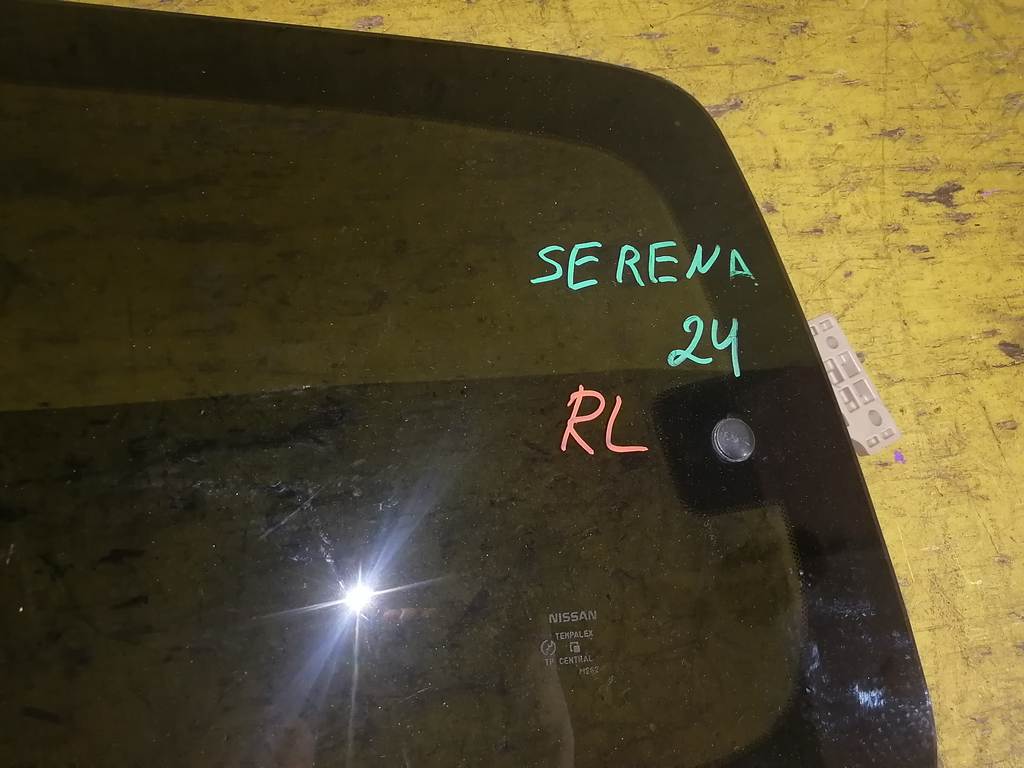 стекло багажника Nissan Serena