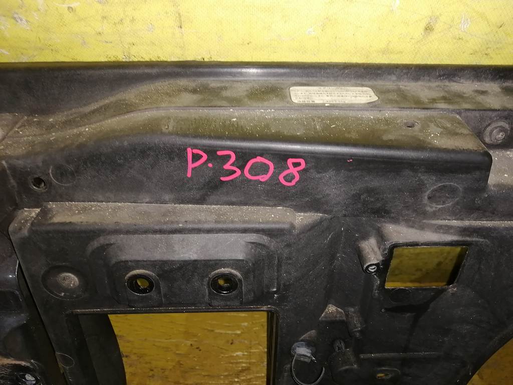 рамка радиатора Peugeot 308