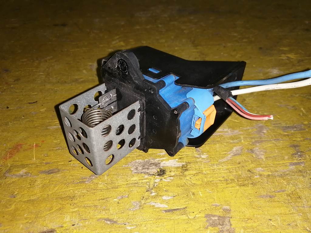 резистор вентилятора охлаждения Peugeot 308