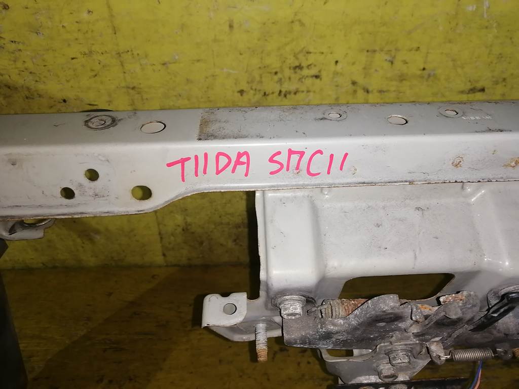 рамка радиатора Nissan Tiida Latio