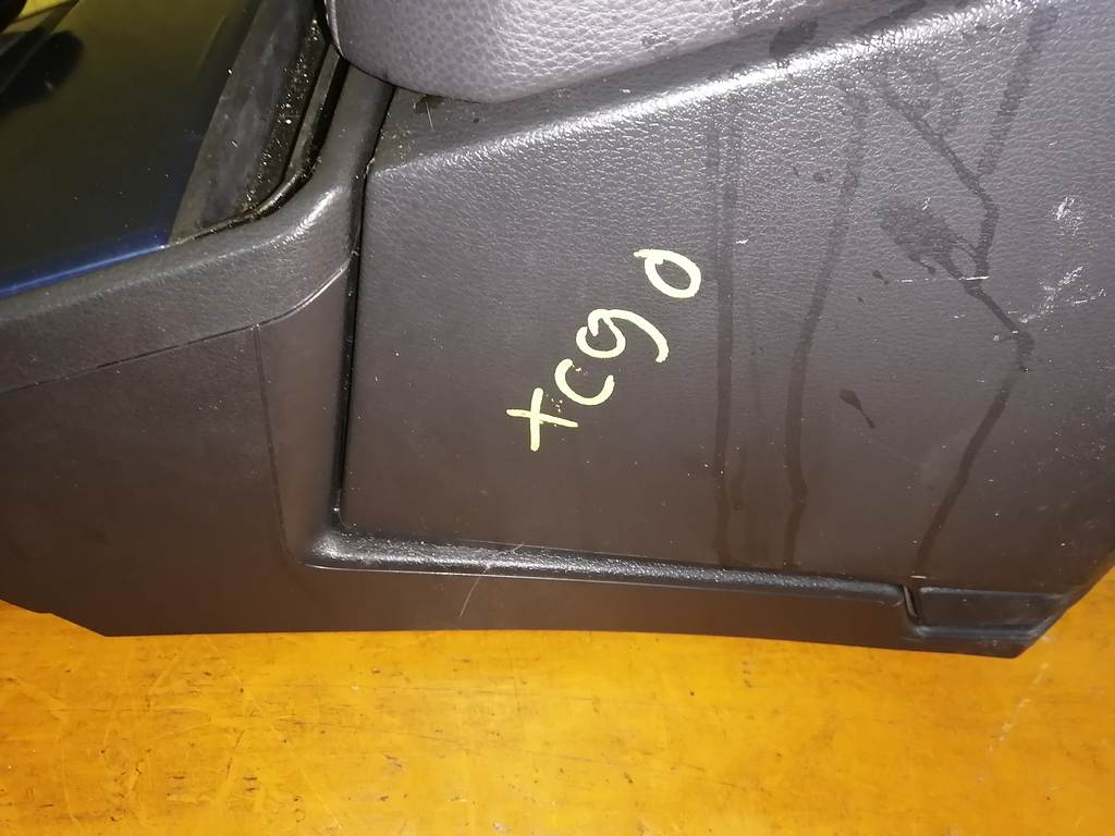 консоль между сидений Volvo XC90