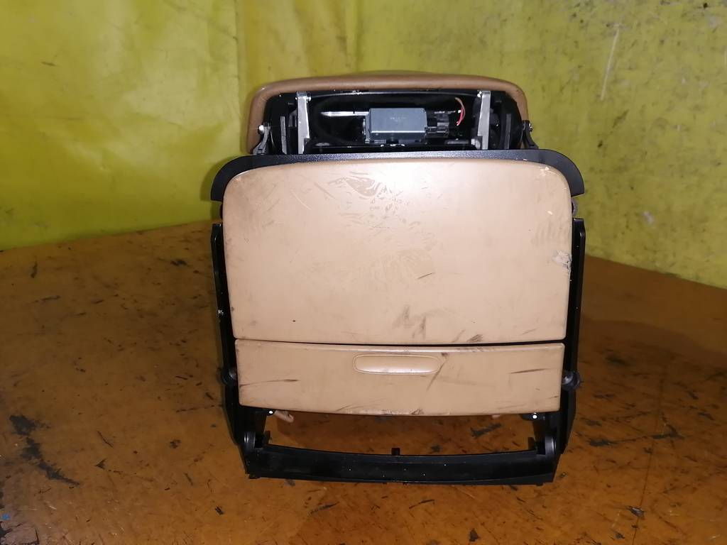 консоль между сидений Porsche Cayenne