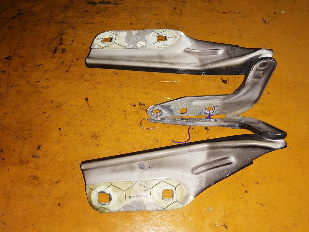 петля капота Porsche Cayenne