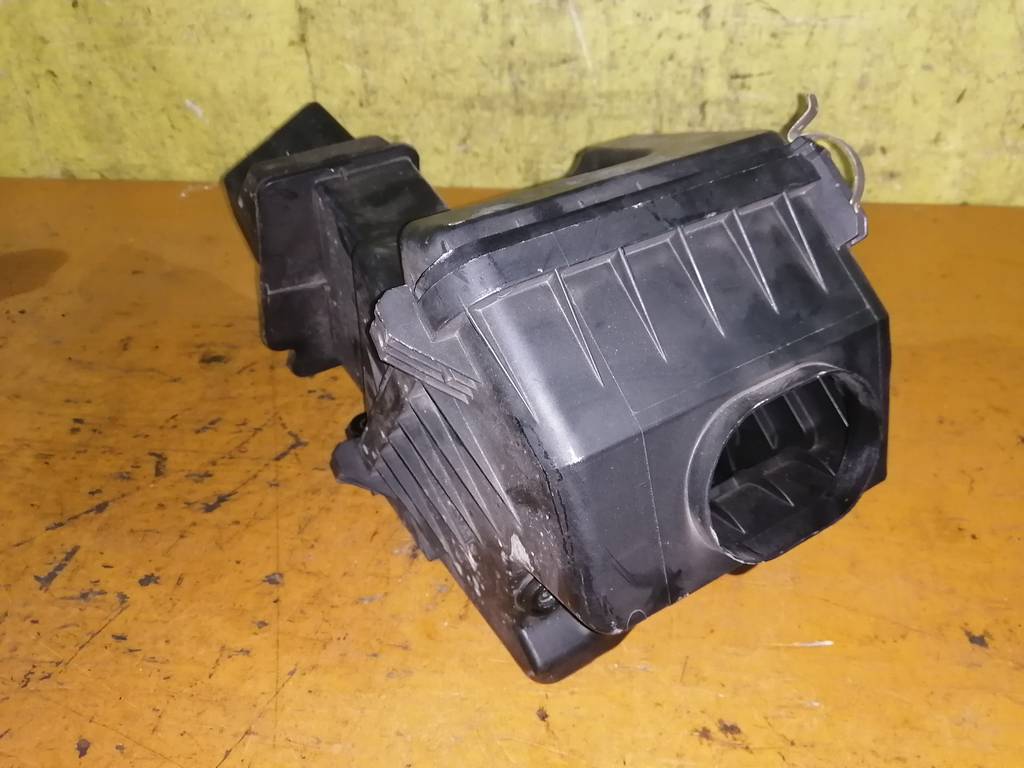 корпус воздушного фильтра Mitsubishi Galant