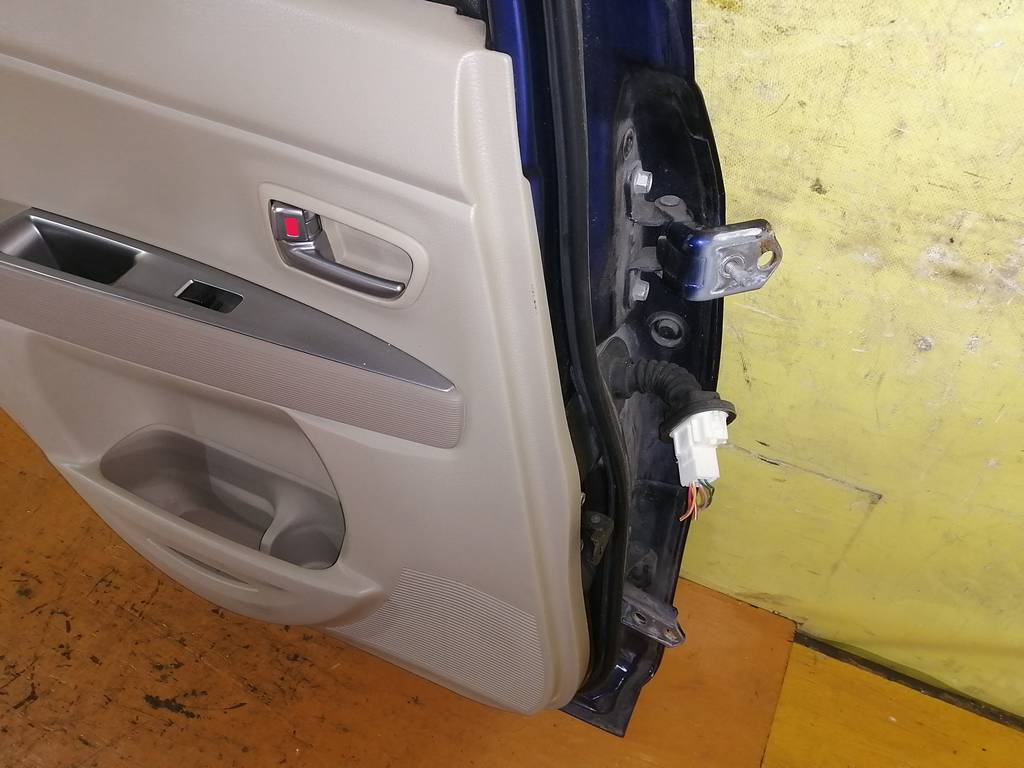 дверь Mazda Demio