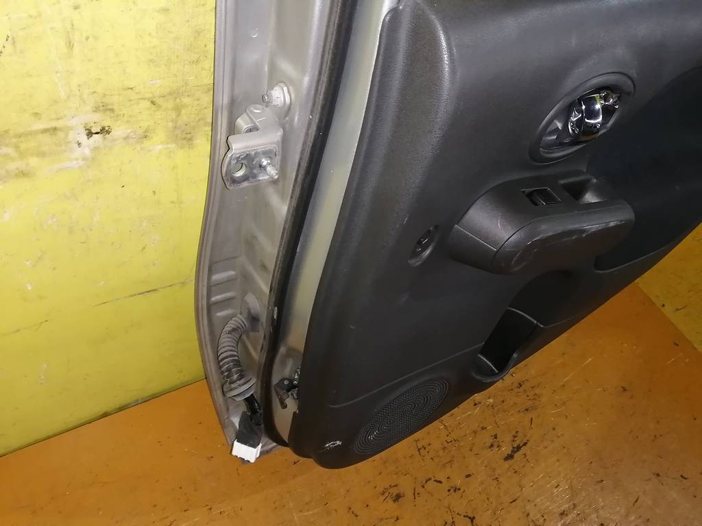 дверь Nissan Cube