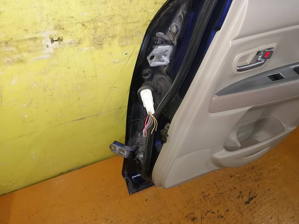 дверь Mazda Demio