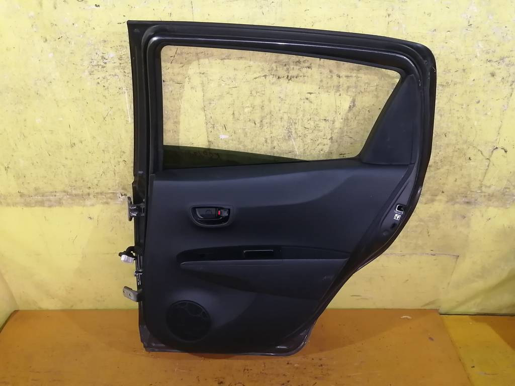 дверь Toyota Vitz