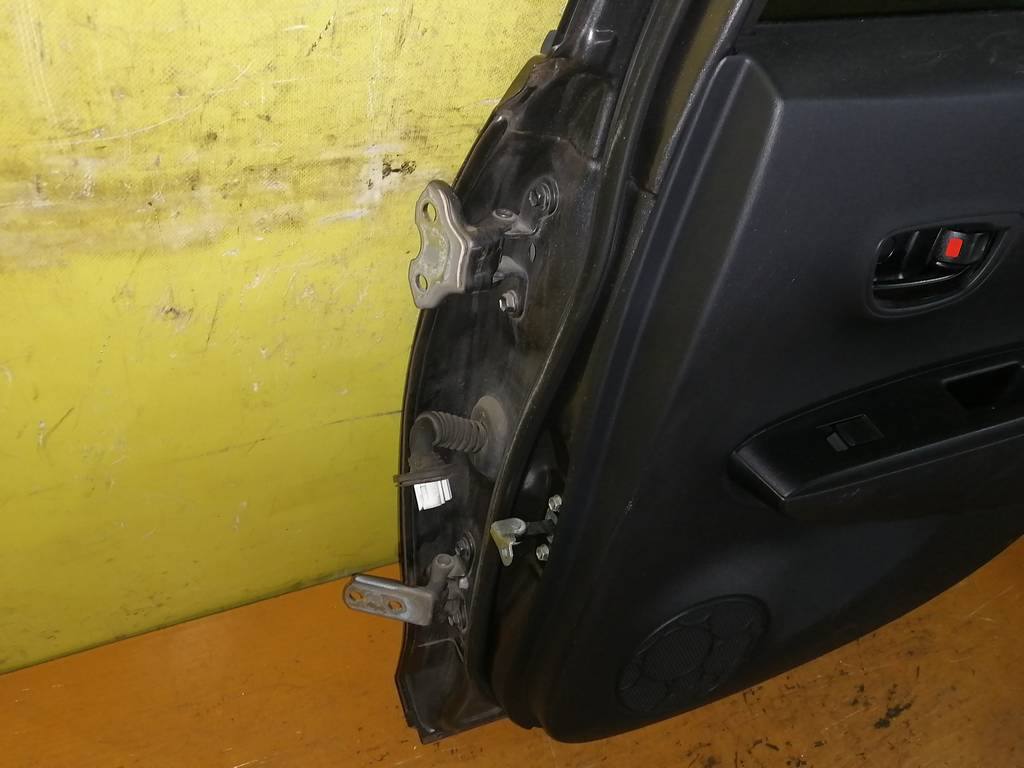 дверь Toyota Vitz