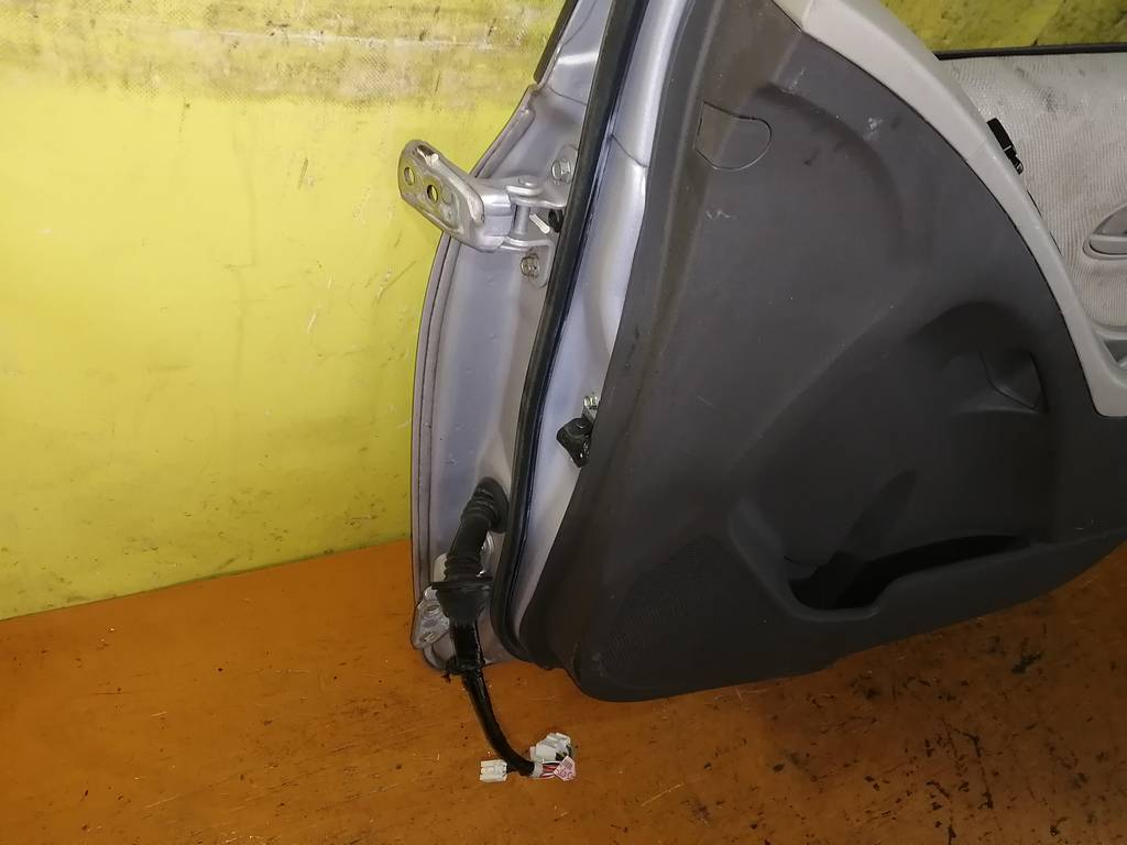 дверь Toyota Vitz