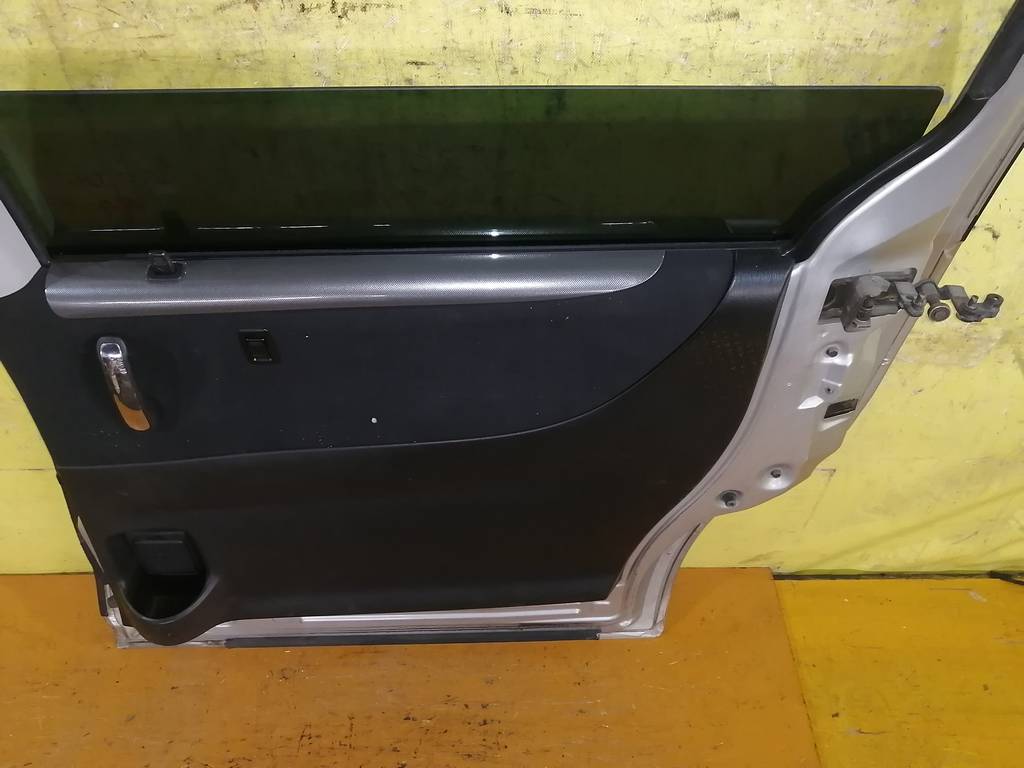 дверь Mazda MPV
