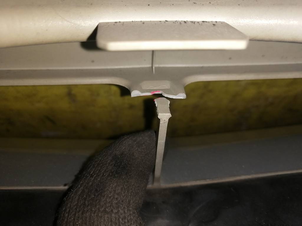 бампер Mazda MPV