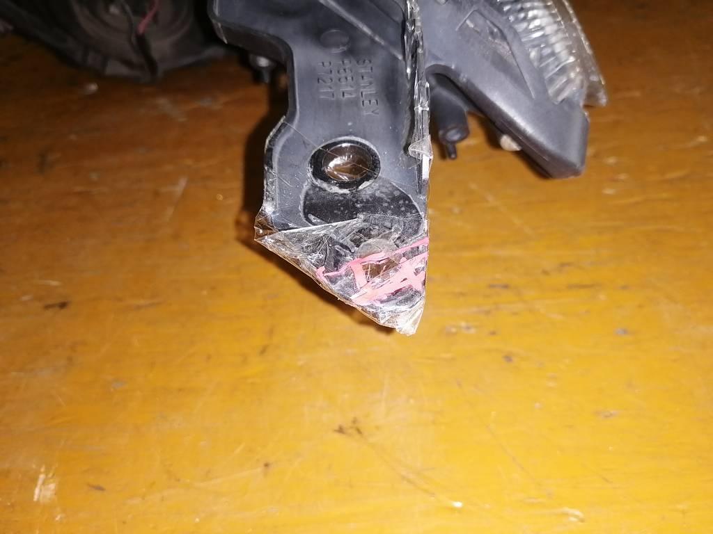 фара Mazda Demio
