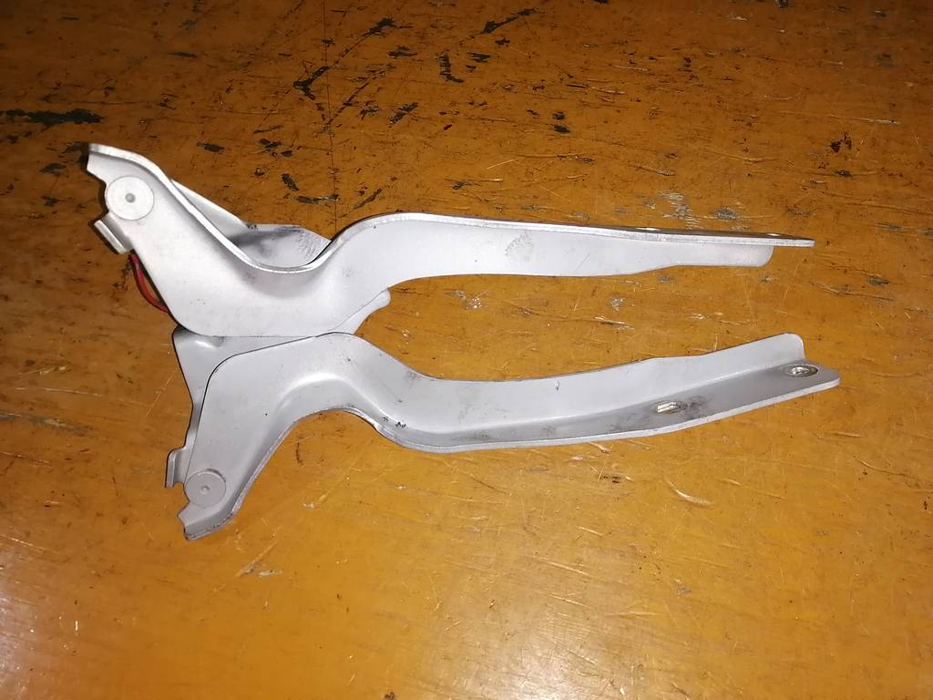 петля капота Nissan Dualis