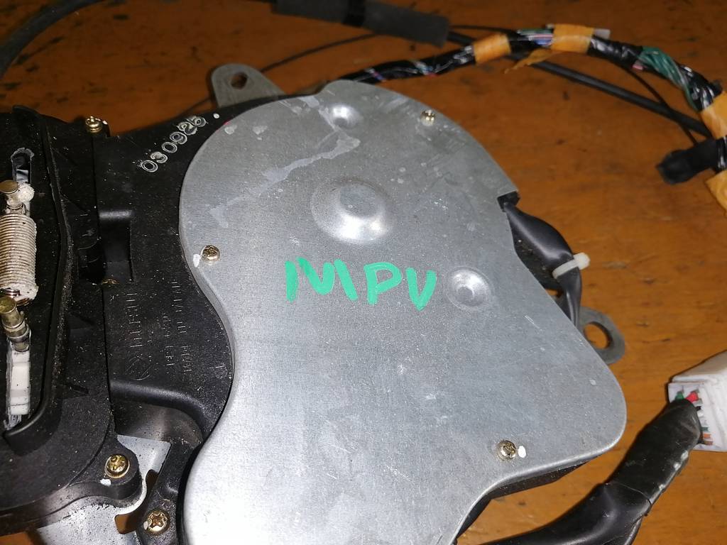 доводчик двери Mazda MPV