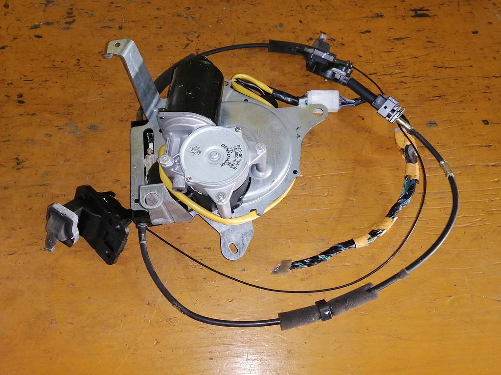 доводчик двери Mazda MPV