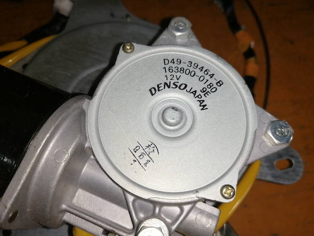 доводчик двери Mazda MPV