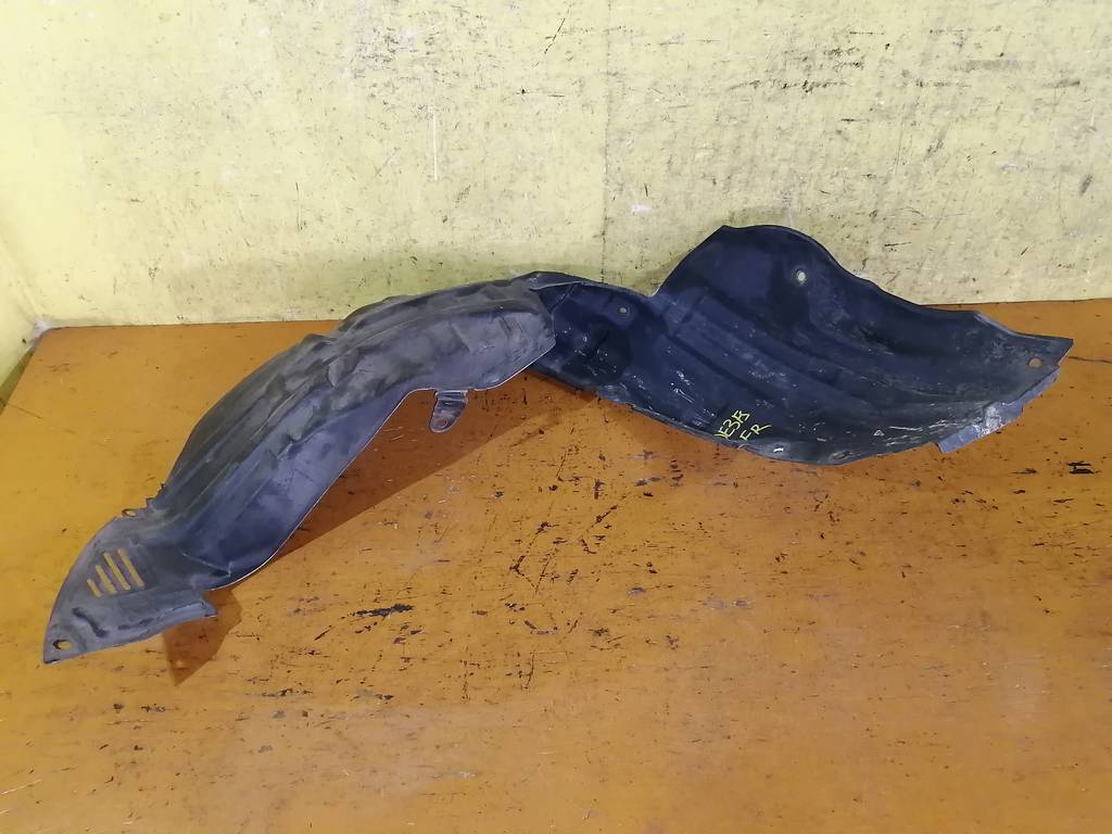 подкрылок Mazda Demio