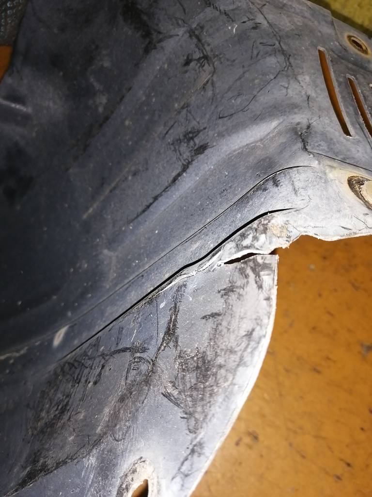 подкрылок Mazda Demio