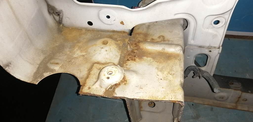 рамка радиатора Nissan Liberty