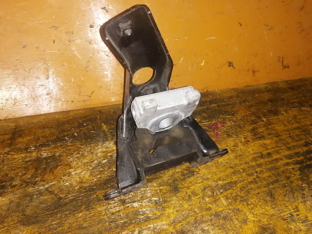 подушка двигателя Toyota Vitz