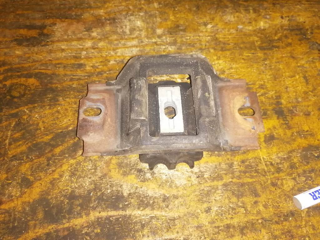 подушка двигателя Mazda Demio
