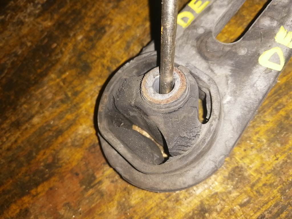 подушка двигателя Mazda Demio