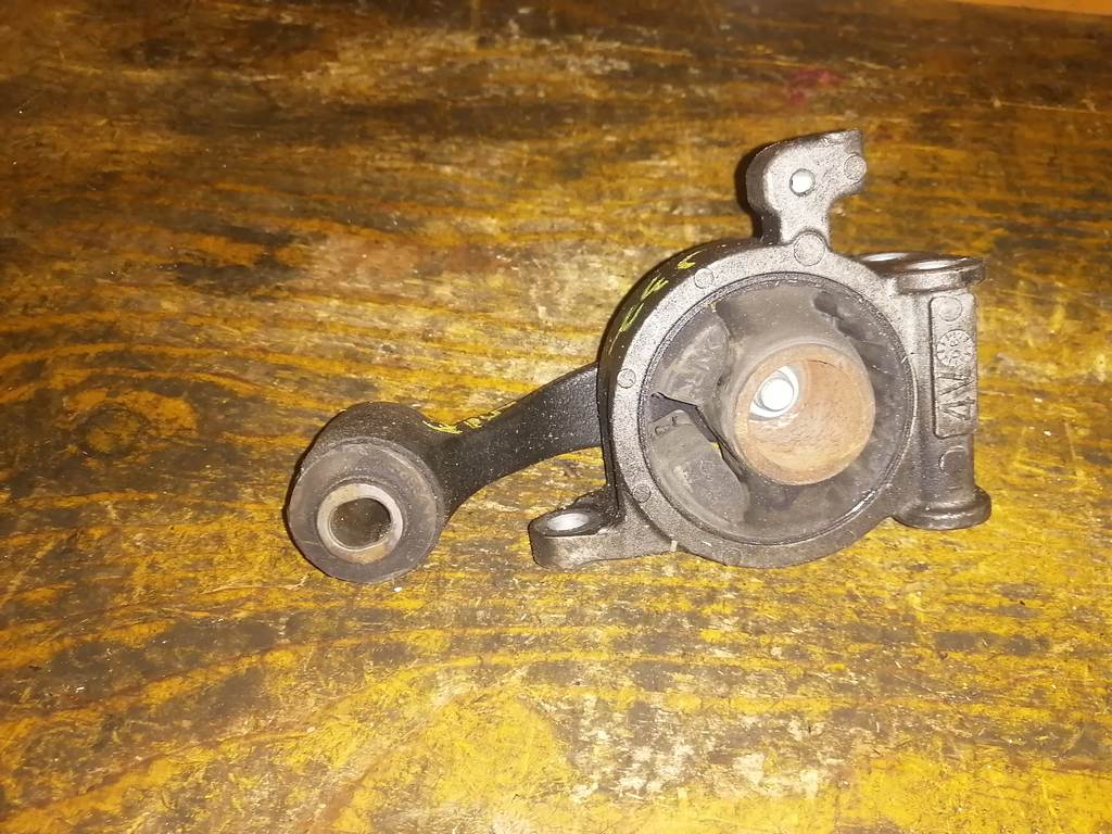 подушка двигателя Nissan Teana