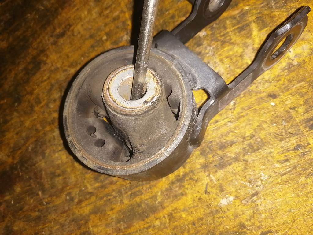 подушка двигателя Toyota Vitz