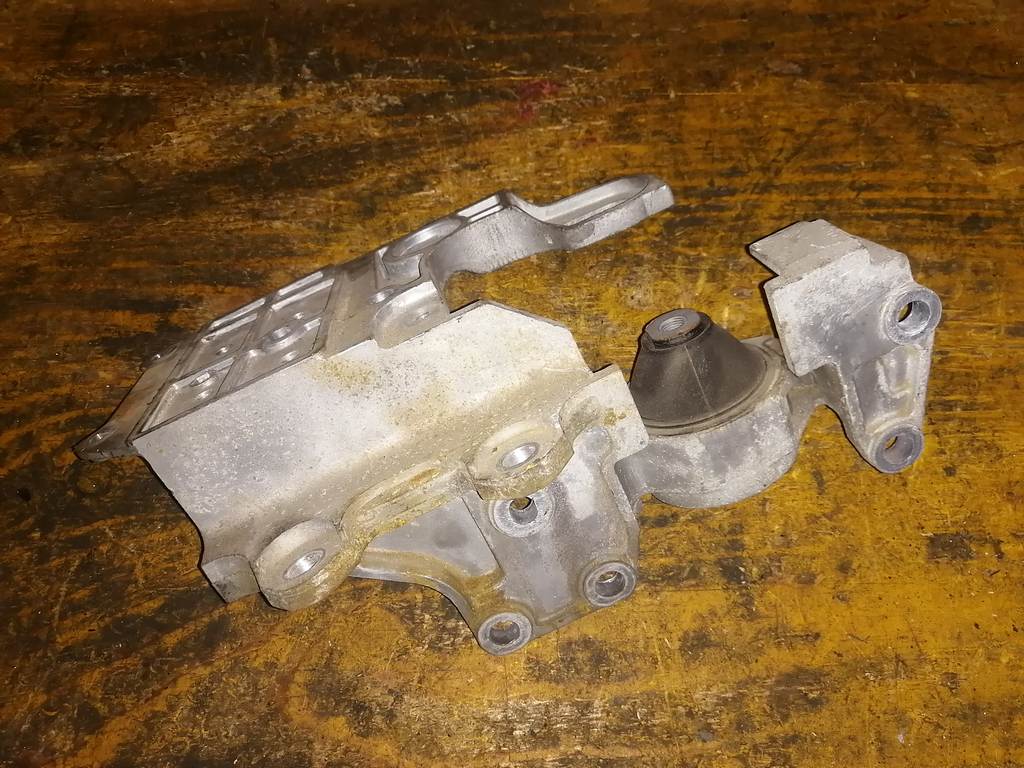 подушка двигателя Nissan Dualis