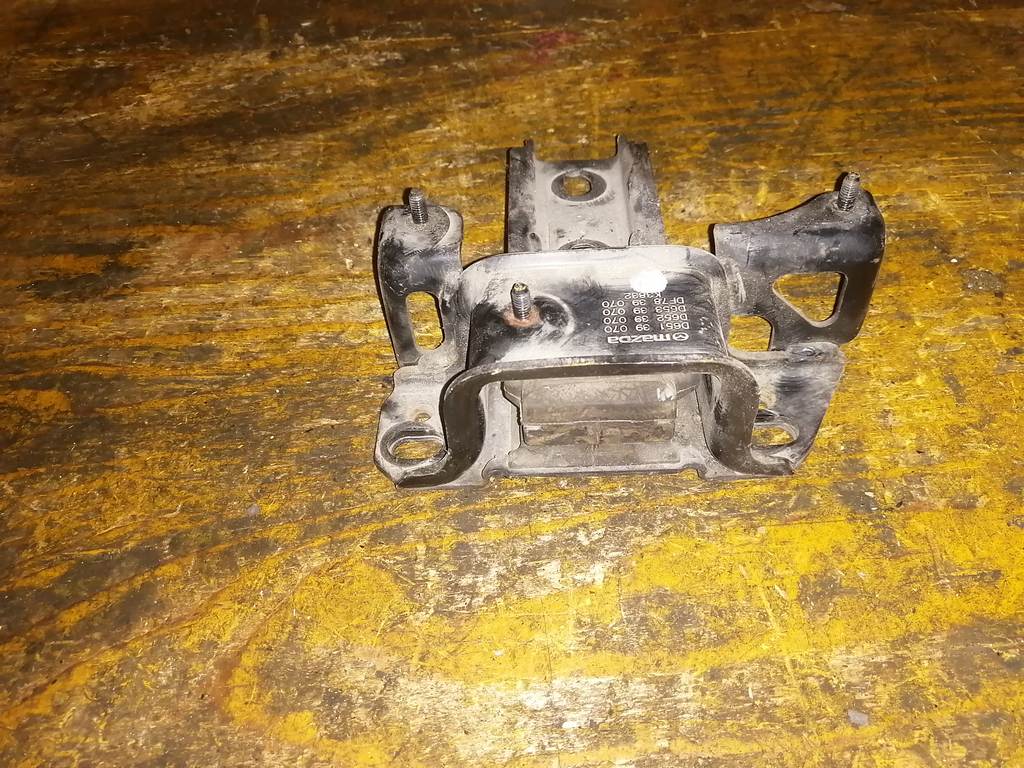 подушка двигателя Mazda Demio