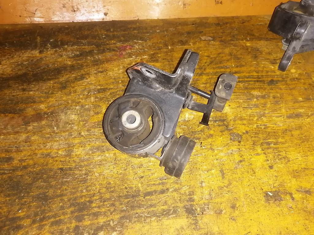 подушка двигателя Mazda MPV