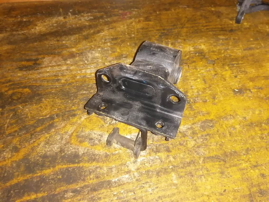 подушка двигателя Mazda MPV