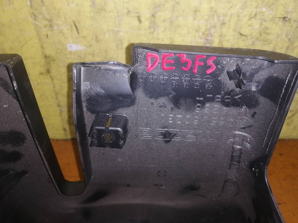 кожух рулевой колонки Mazda Demio
