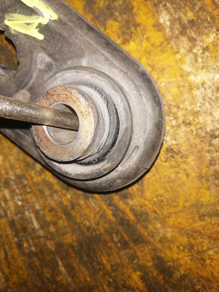 подушка двигателя Nissan Cube