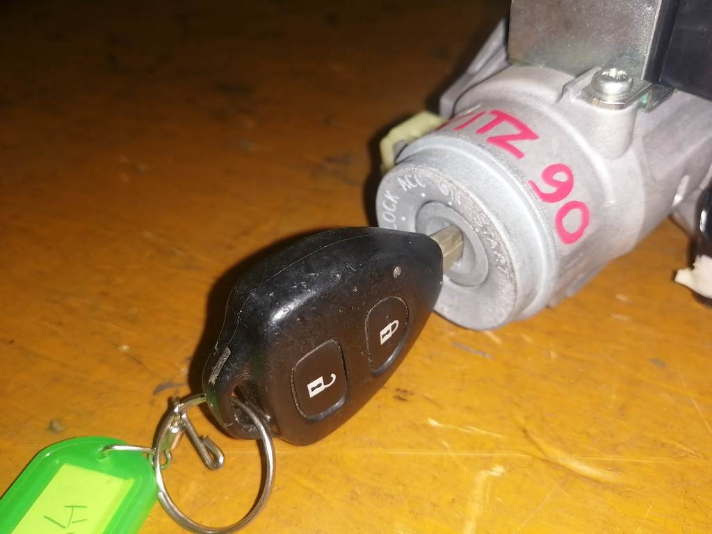 замок зажигания Toyota Vitz