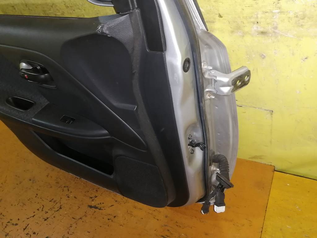 дверь Nissan Note
