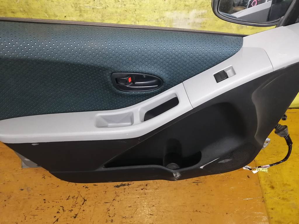 дверь Toyota Vitz