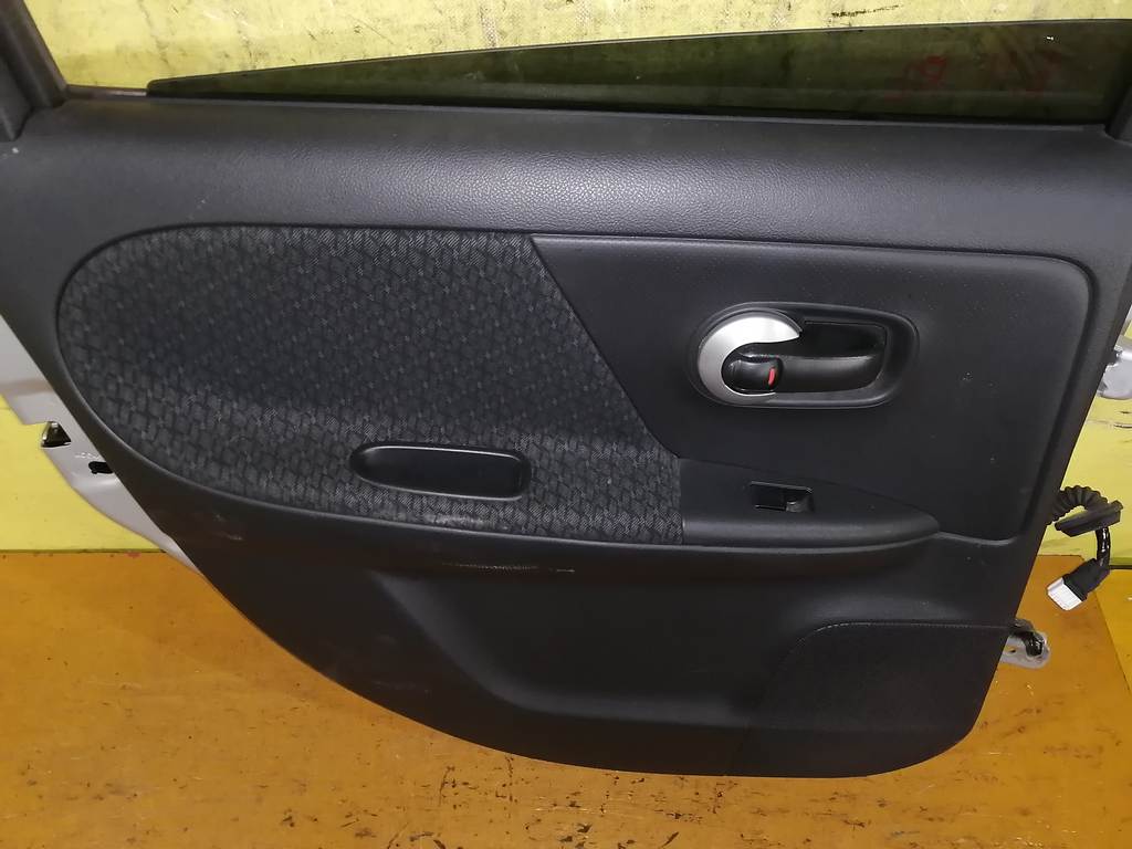 дверь Nissan Note