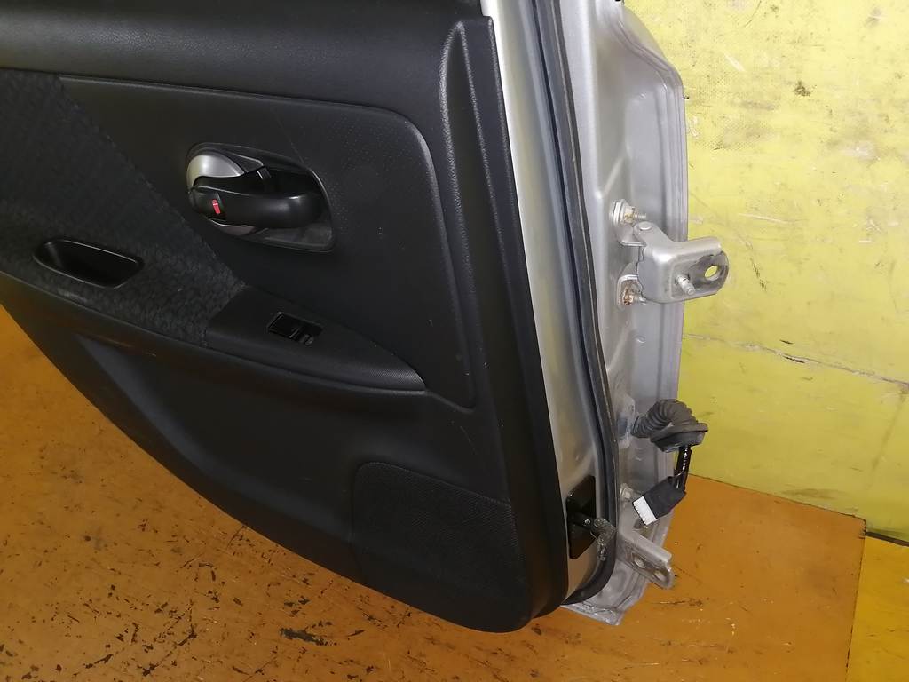 дверь Nissan Note