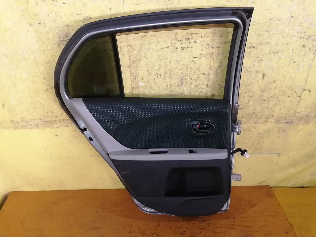 дверь Toyota Vitz
