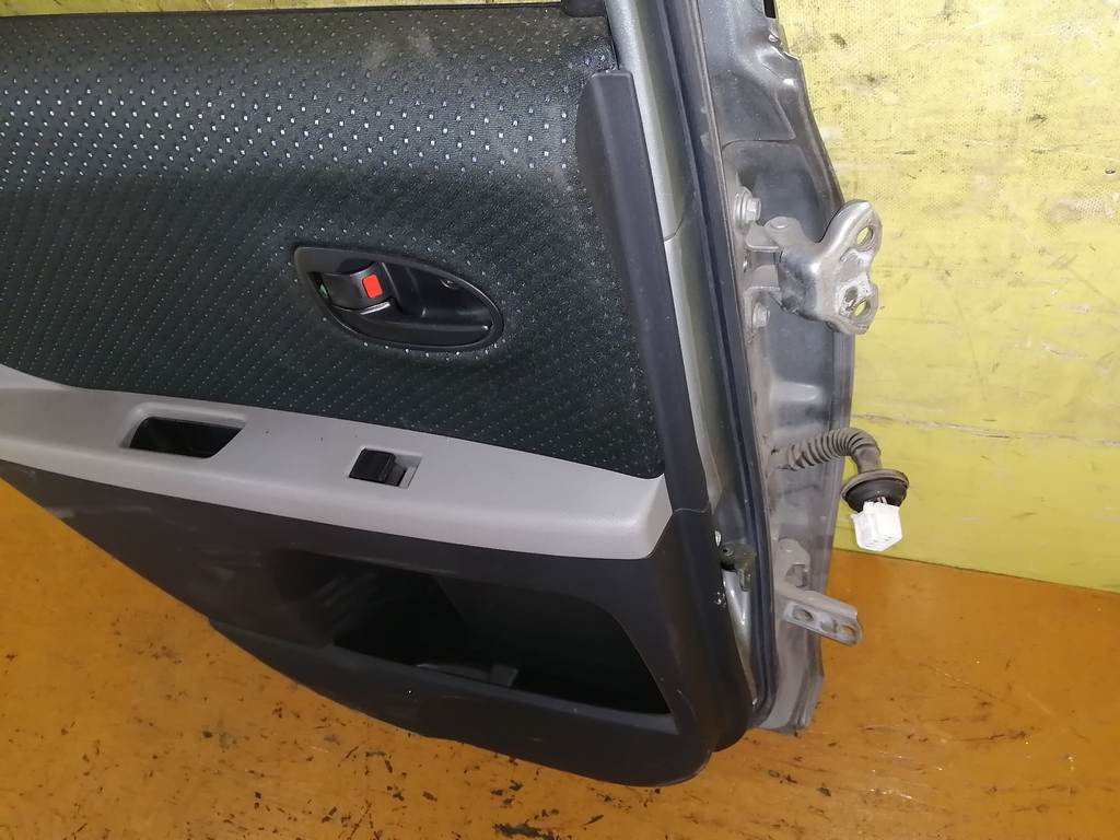 дверь Toyota Vitz