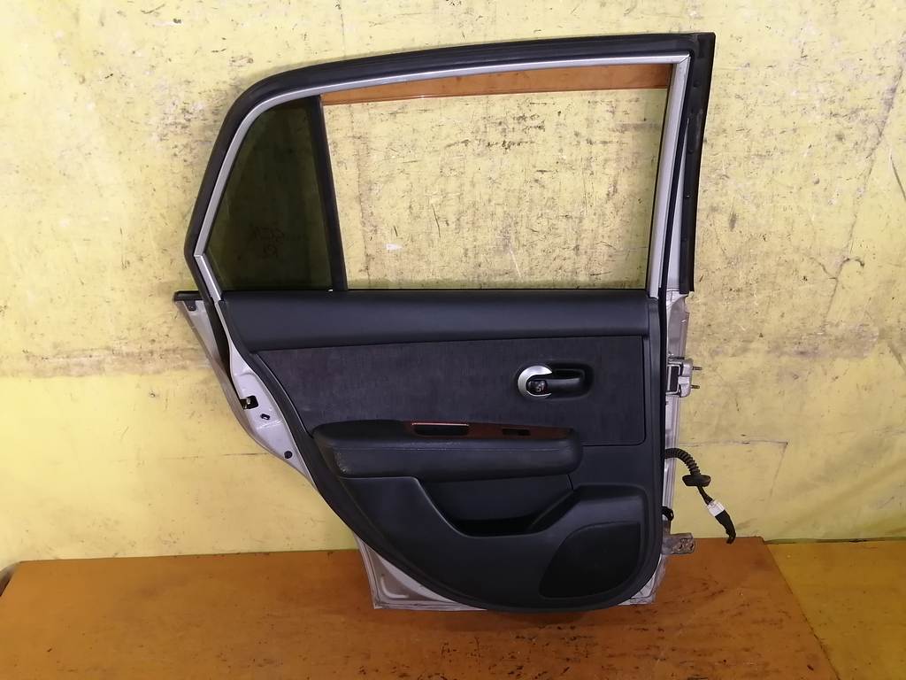 дверь Nissan Tiida Latio